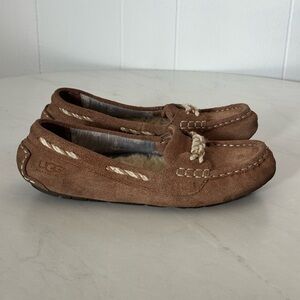 UGG Genoa Moccasins Slippers Chestnut Brown
Size 8